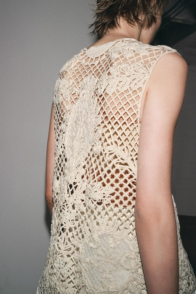 ROBE EN MATIÈRES VARIÉES BRODERIES FLEURS