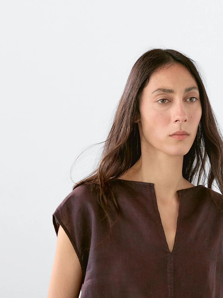 Linen blouse with elasticated hem
