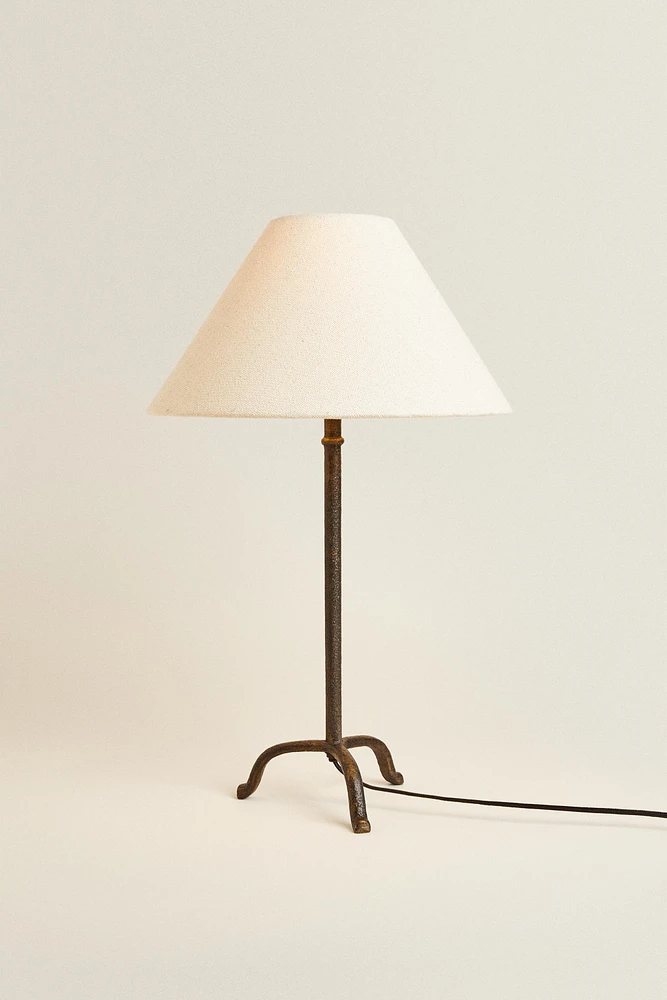 TRIPOD BASE TABLE LAMP