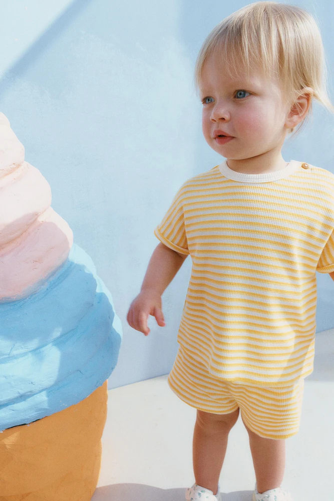 ENSEMBLE GAUFRÉ T-SHIRT ET BERMUDA RAYÉ