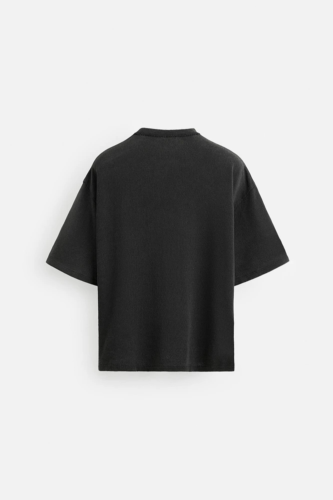 T-SHIRT EN MAILLE À IMPRIMÉ DÉLAVÉ