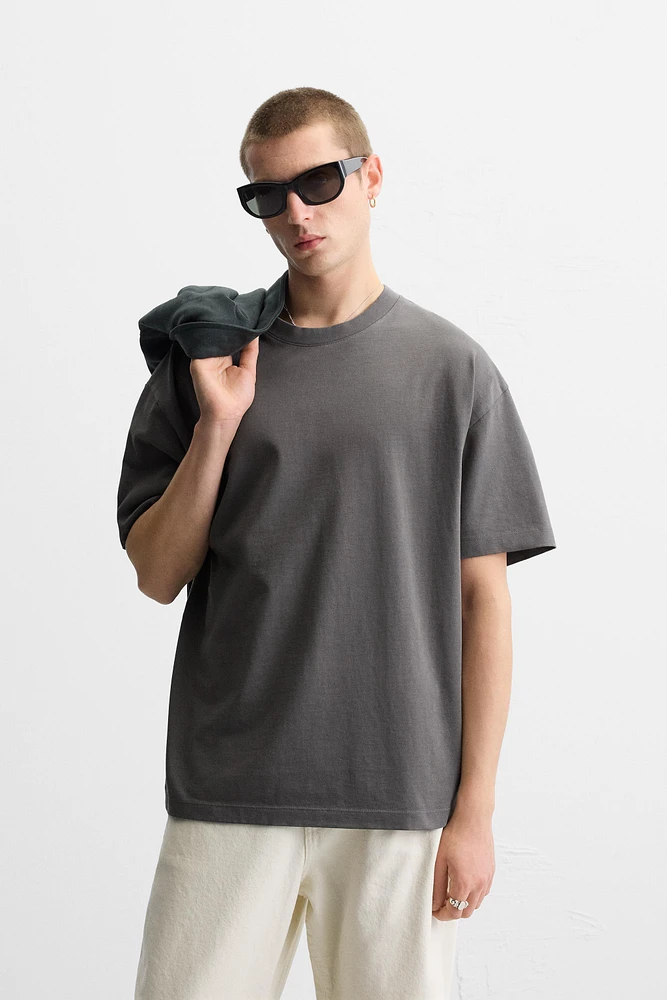 Relaxed fit dense cotton T-shirt. Round neck and short sleeves.