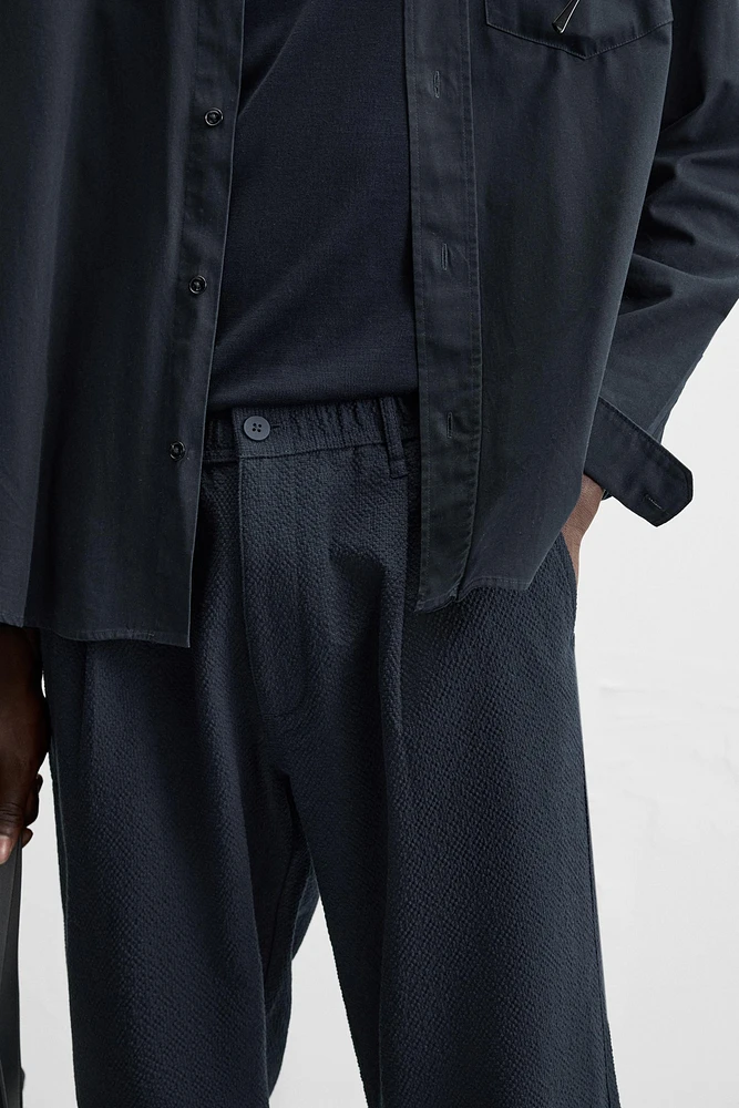 TEXTURED PLEATED PANTS