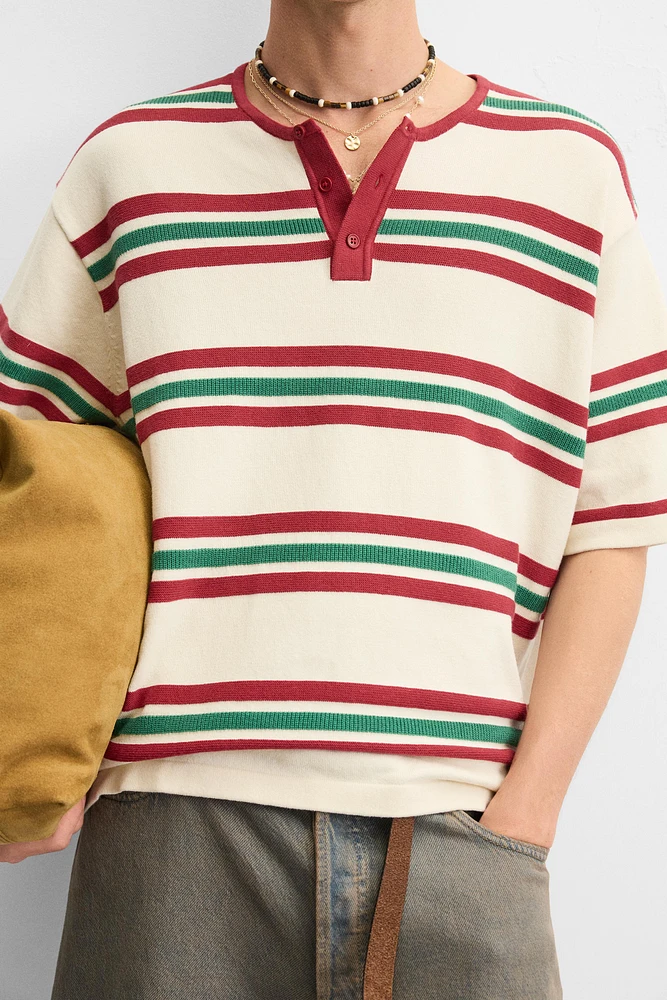 T-SHIRT EN MAILLE TEXTURÉE À RAYURES