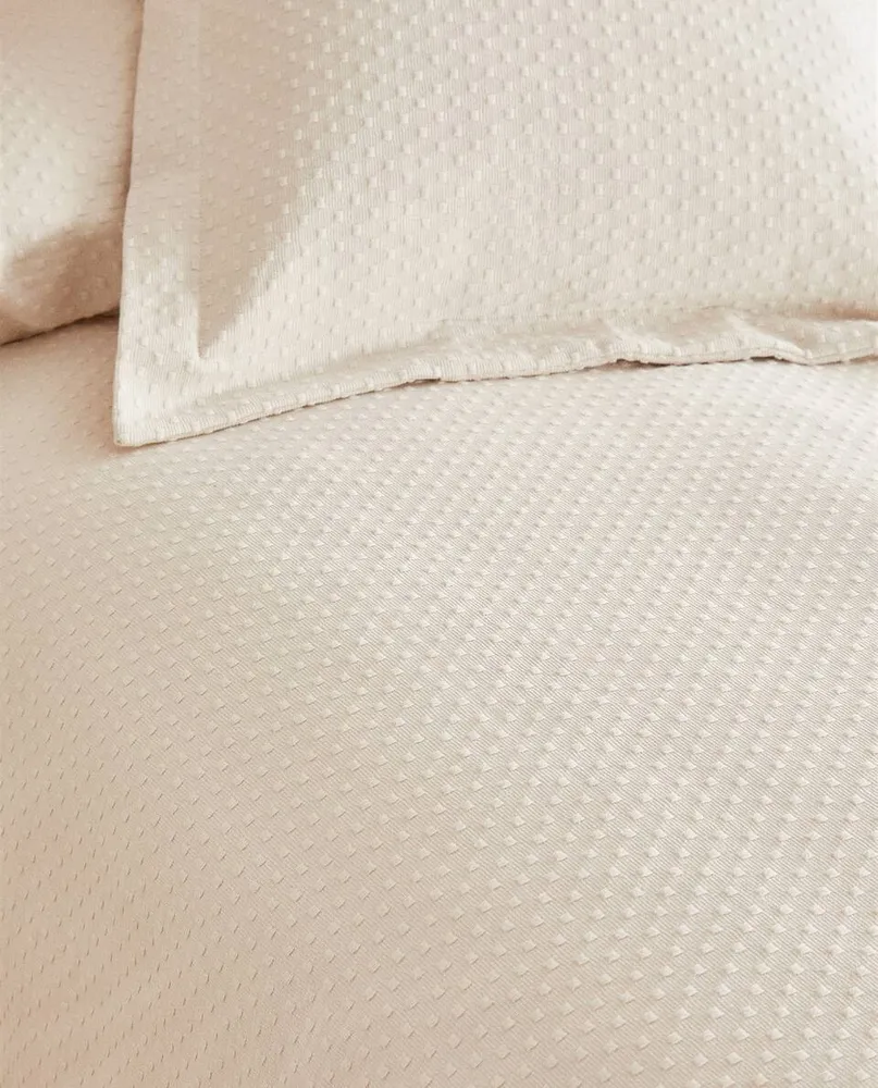 BEDSPREAD WITH POLKA DOT DESIGN