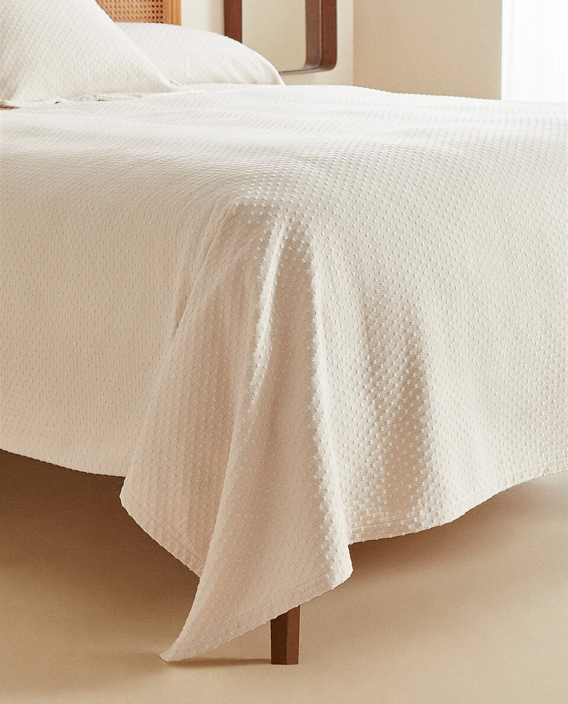 BEDSPREAD WITH POLKA DOT DESIGN