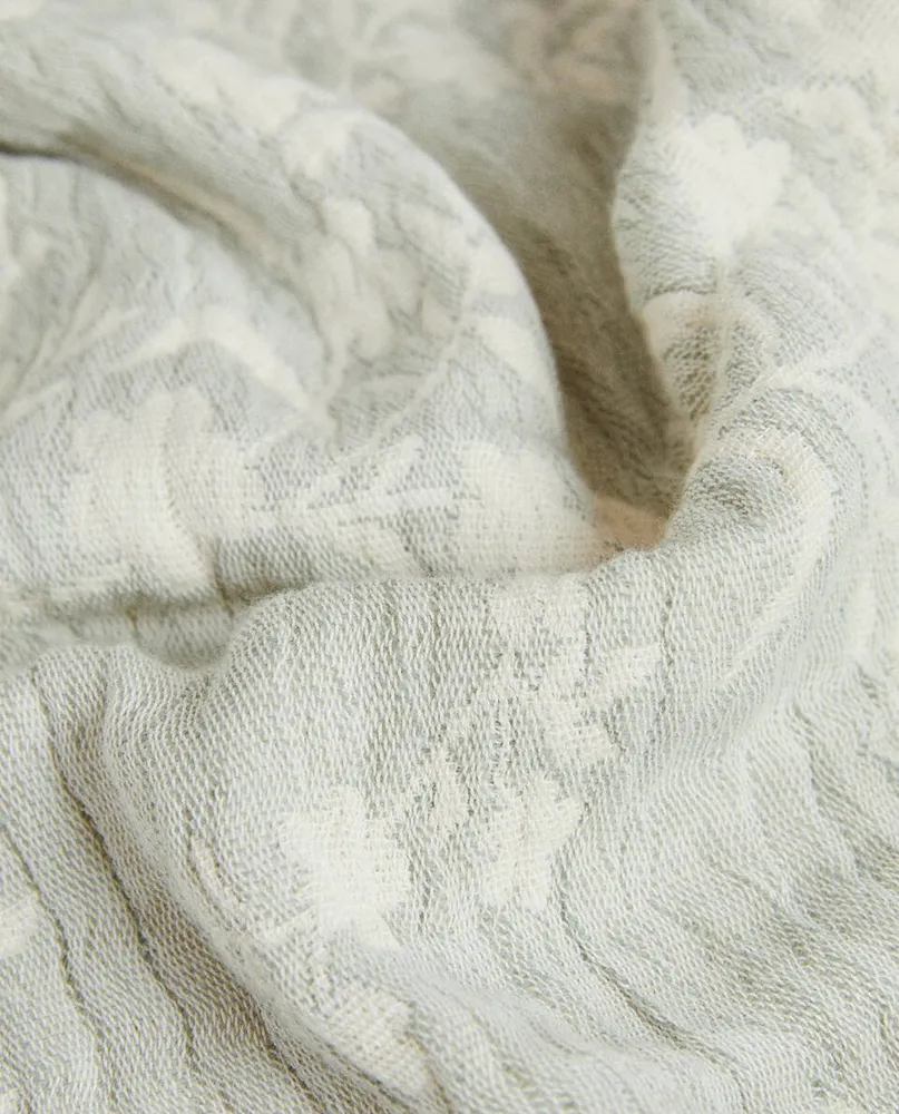 FLORAL JACQUARD BLANKET