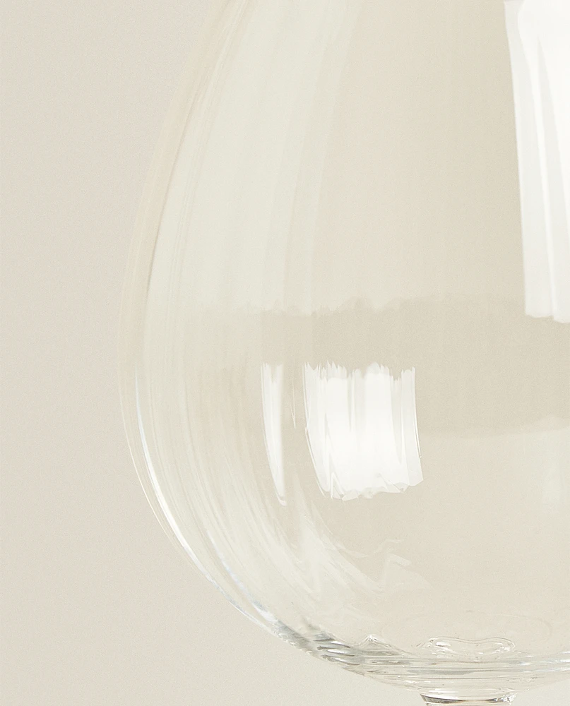 RAISED CRYSTALLINE WINE GLASS