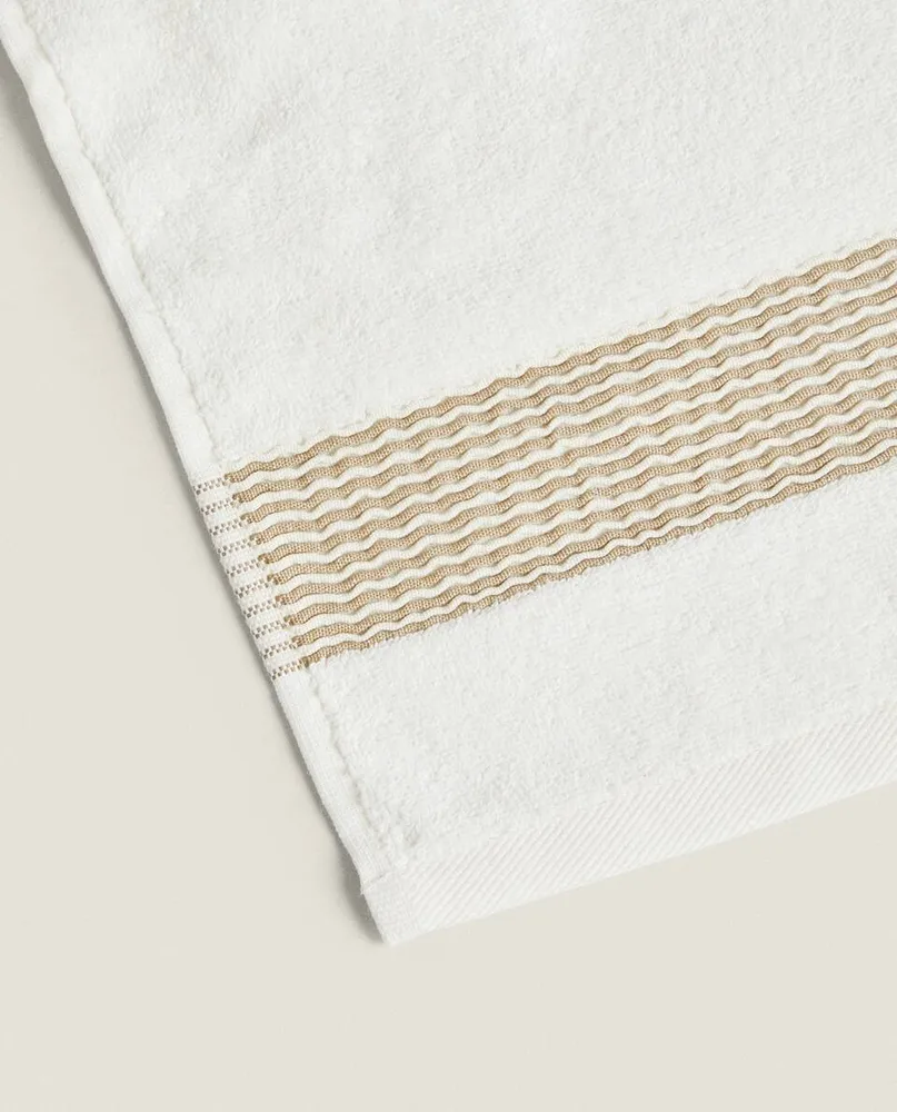 COTTON TOWEL WITH PLEATED BORDER