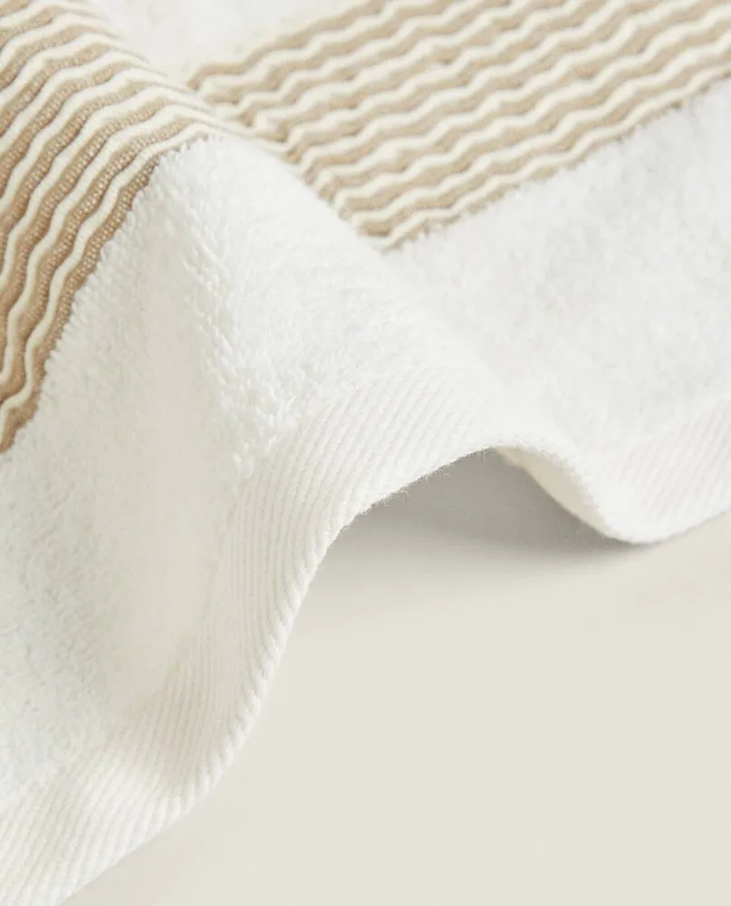 COTTON TOWEL WITH PLEATED BORDER