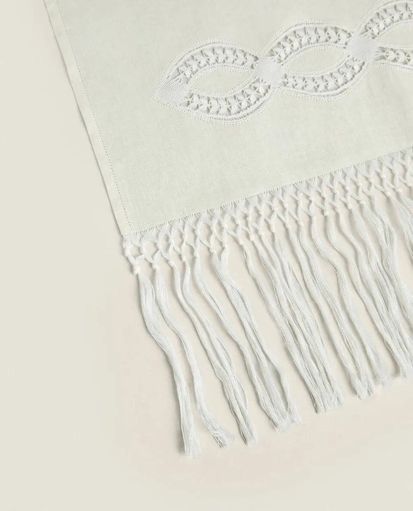 LINEN AND CAMARIÑAS LACE TOWEL WITH FRINGING