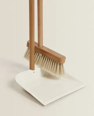 WOODEN DUSTPAN AND BRUSH SET