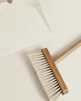 WOODEN DUSTPAN AND BRUSH SET