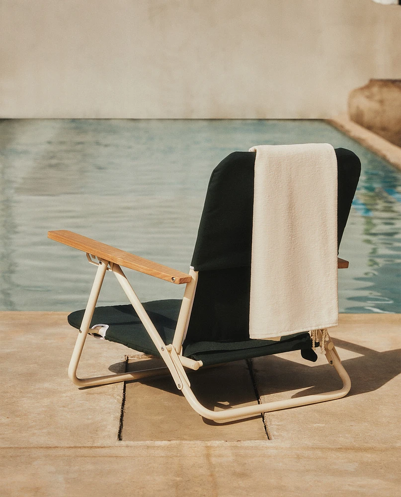 FOLDING BEACH CHAIR WITH WOODEN ARM RESTS