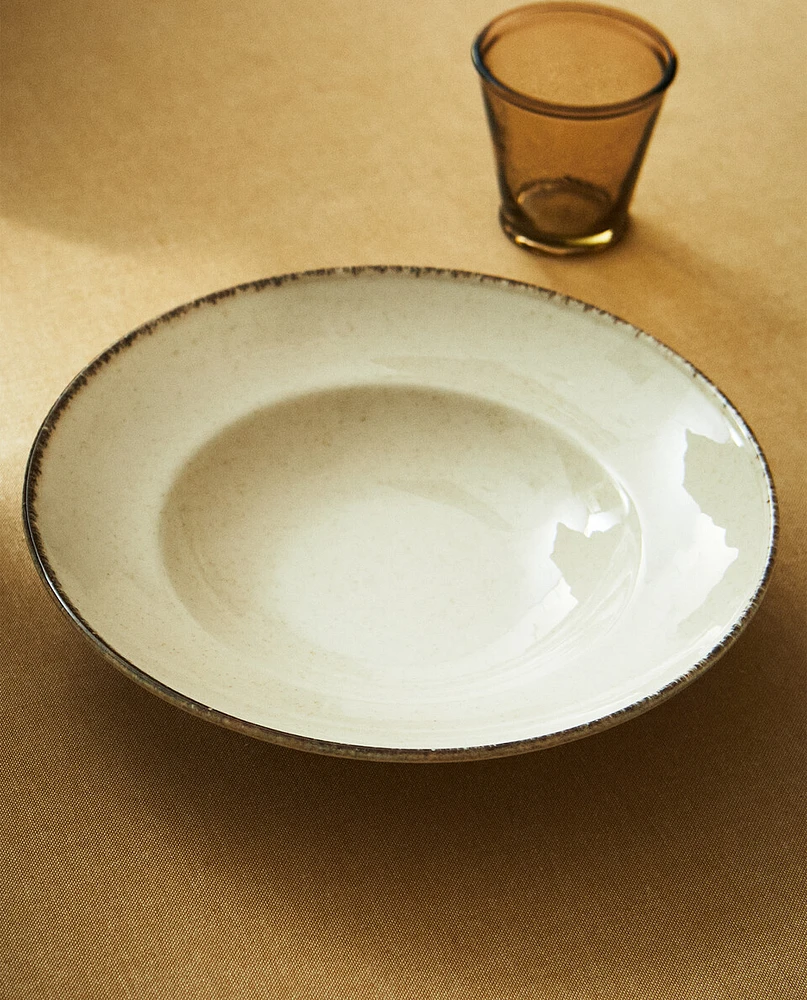 PORCELAIN PASTA PLATE WITH ANTIQUE FINISH RIM