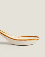 PORCELAIN SPOON WITH ANTIQUE-FINISH RIM