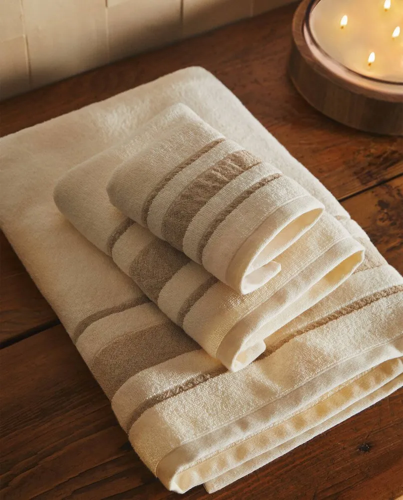 TOWEL WITH CONTRAST BORDER