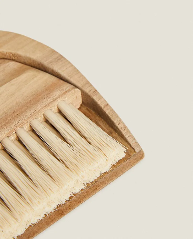 WOODEN DUSTPAN AND BRUSH