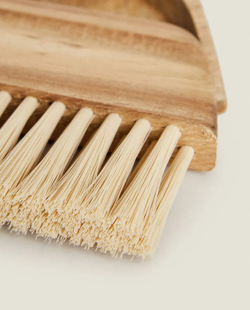 WOODEN DUSTPAN AND BRUSH