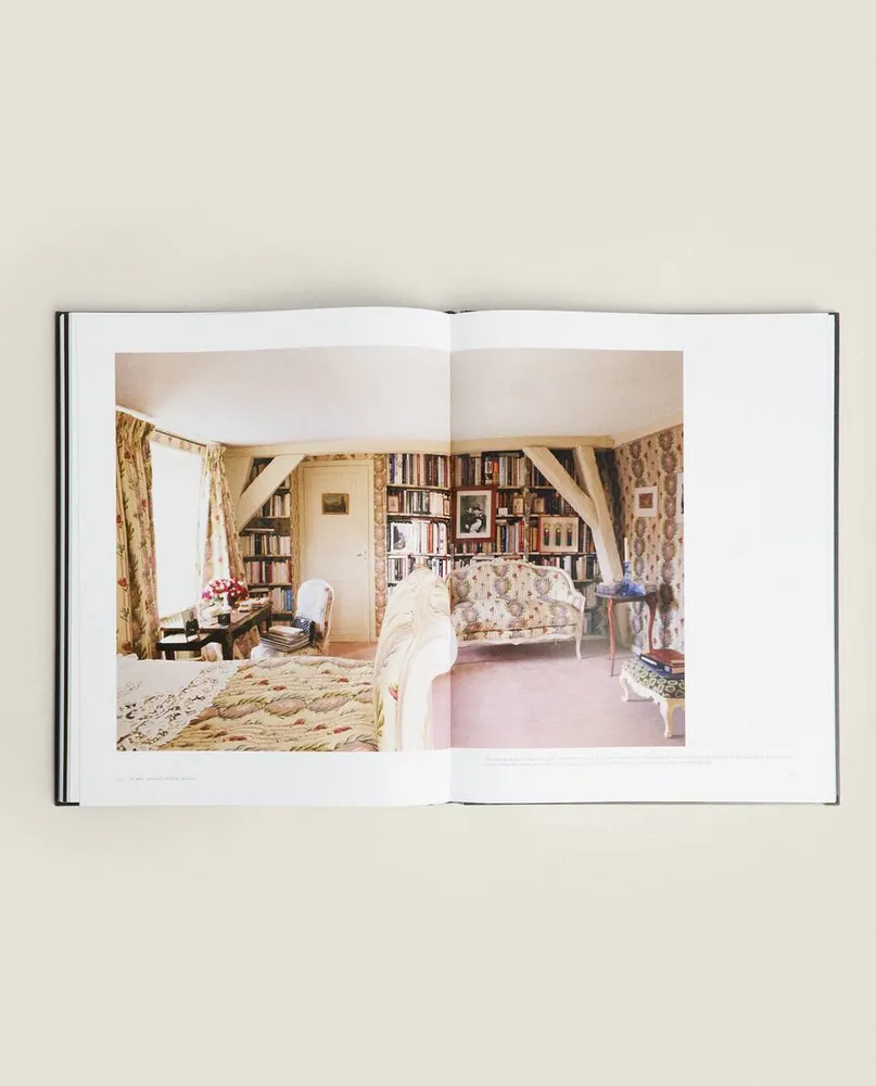 KARL LAGERFELD: A LIFE IN HOUSES BOOK