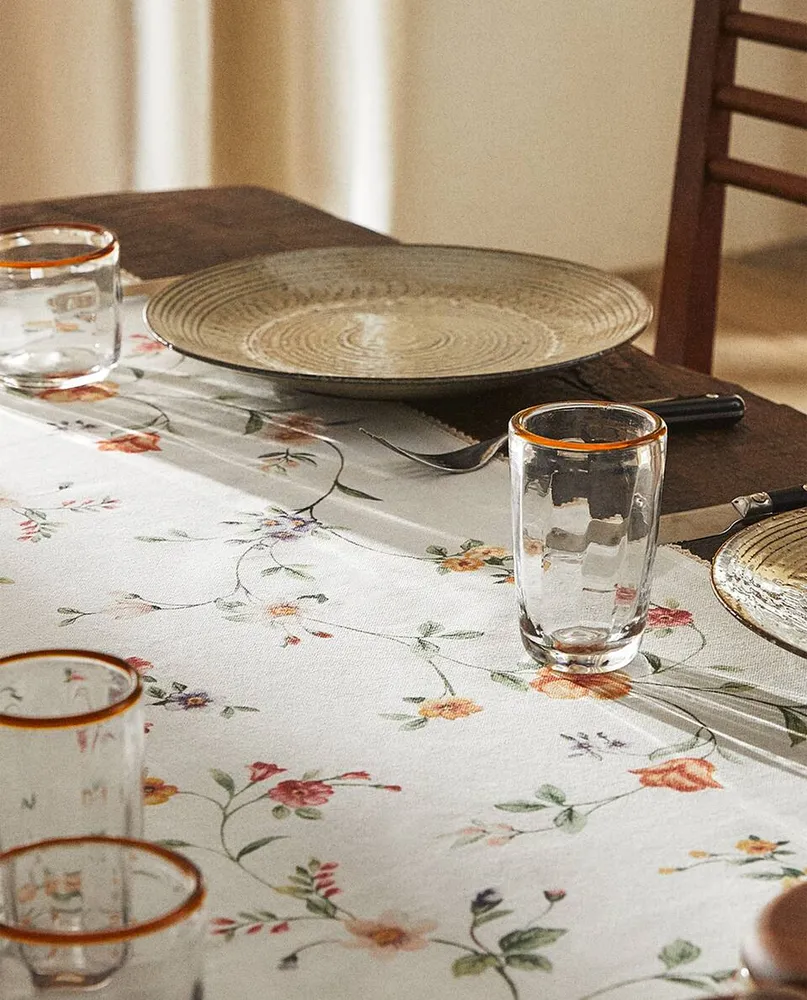 COTTON TABLE RUNNER WITH LACE TRIM