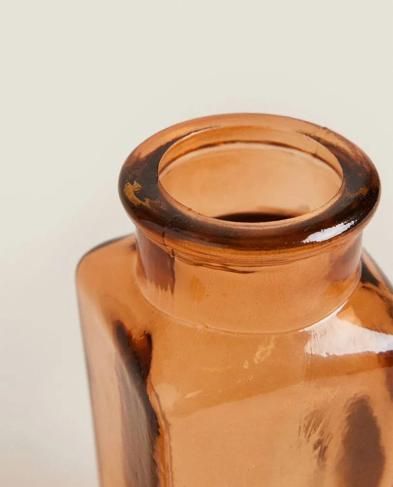 FACETED GLASS SALT SHAKER WITH CORK