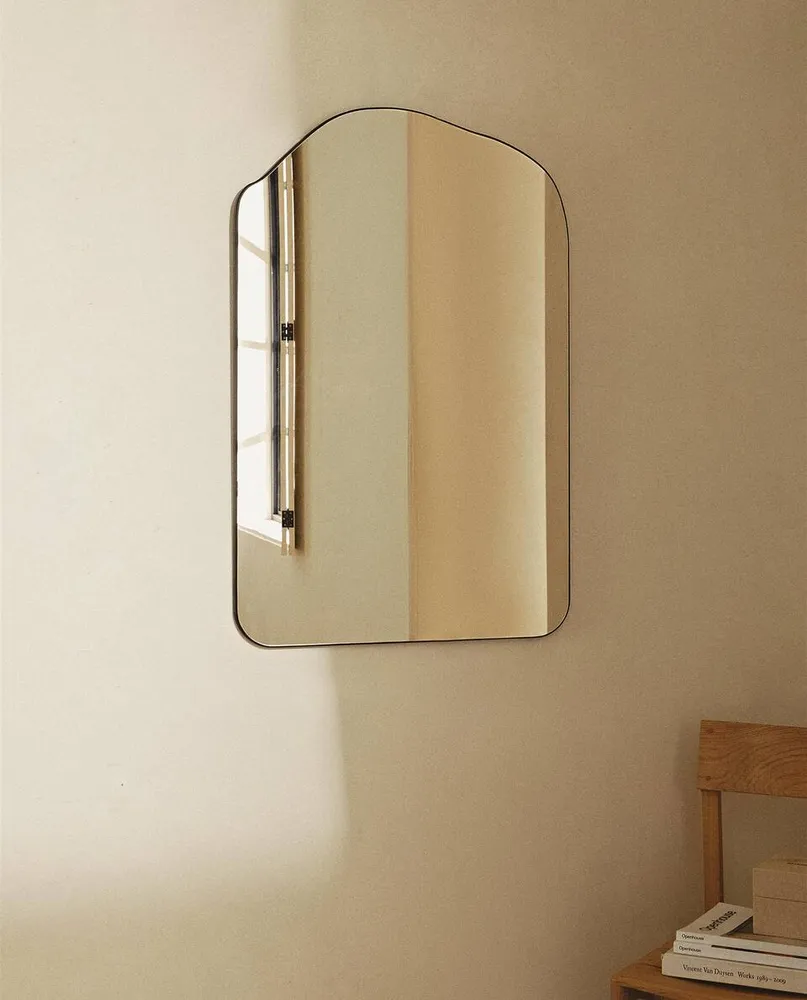 IRREGULAR-SHAPED MIRROR