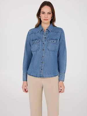 Chemise en denim boutonnée sur le devant