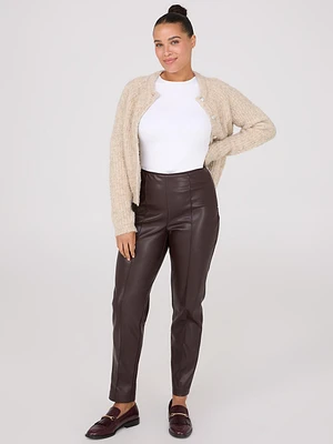 Pantalon longueur cheville en faux cuir avec pinces sur le devant