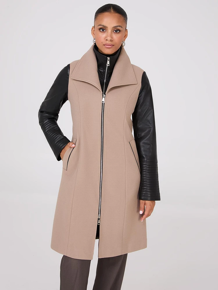 Manteau mi-long avec détails en faux cuir