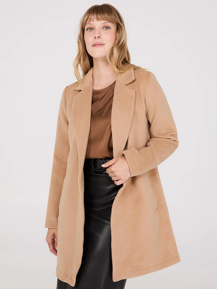 Manteau 3/4 brossé et ouvert sur le devant