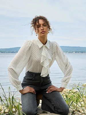 Blouse boutonnée sur le devant à volants et imprimé pois