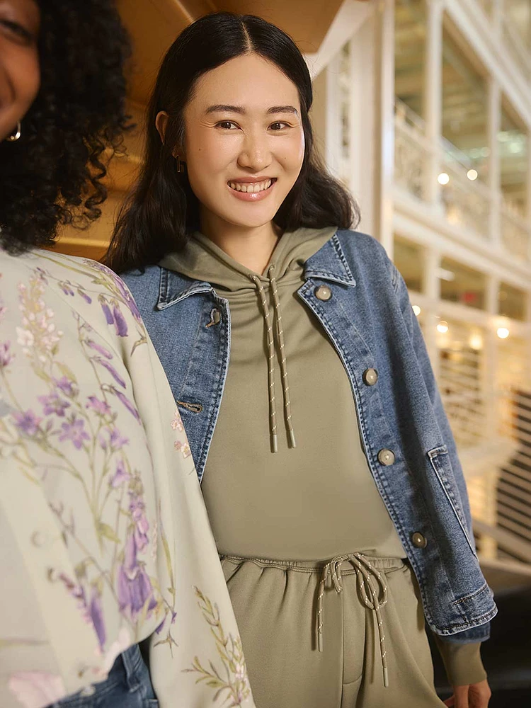 Veste en jean boutonnée sur le devant