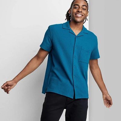 Men Short Sleeve Button-Down Shirt