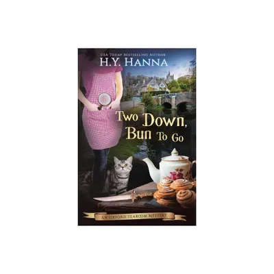 Two Down, Bun To Go (LARGE PRINT) - (Oxford Tearoom Mysteries) Large Print by H y Hanna (Paperback)