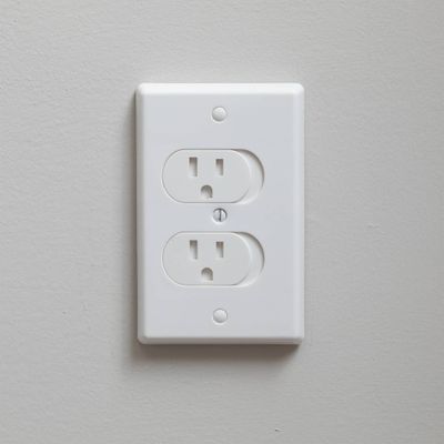 Qdos Universal Self-Closing Outlet Covers - White 3pk