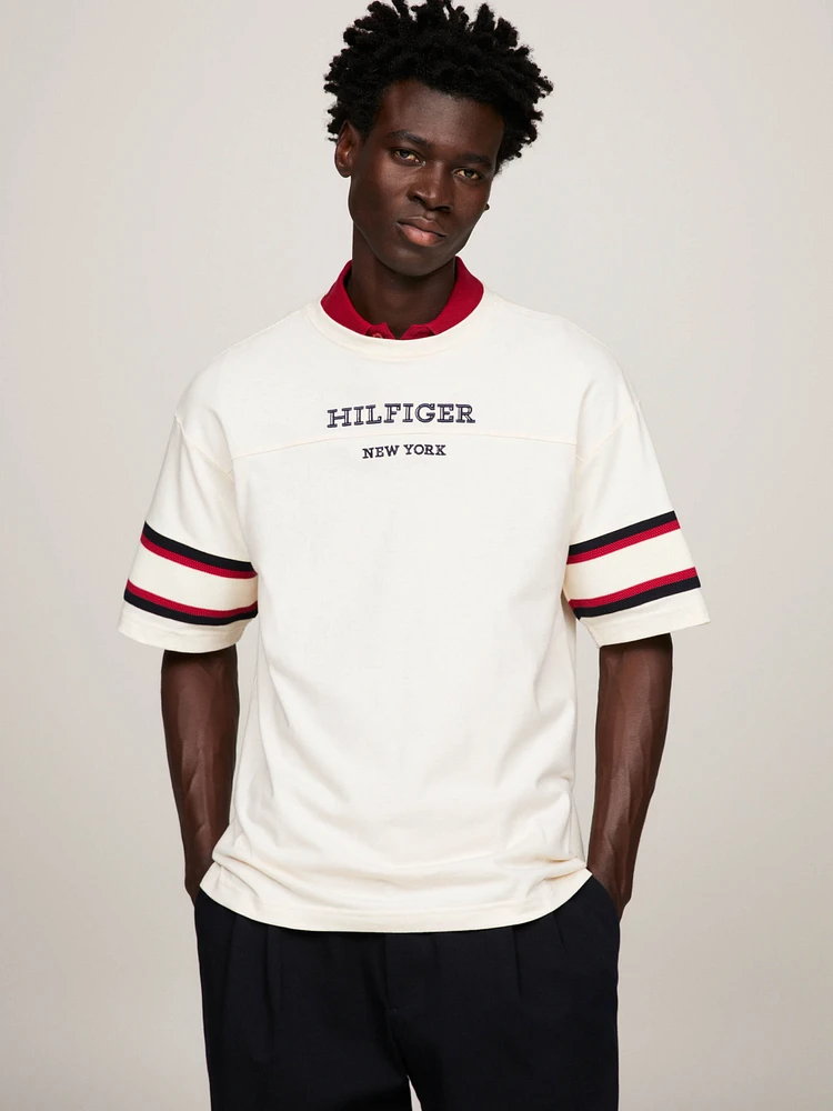 Playera con rayas en mangas y logo de hombre Tommy Hilfiger