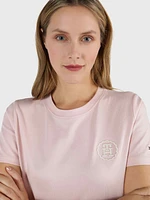 Playera Modern con logo tonal bordado de mujer Tommy Hilfiger