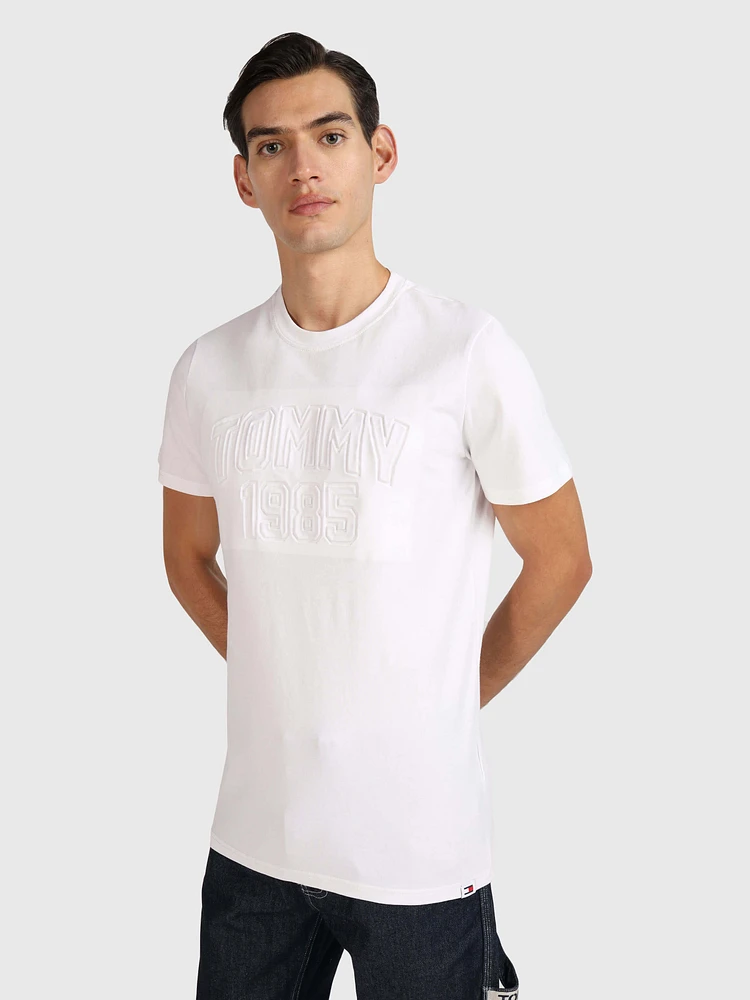 Playera con logo en relieve de hombre