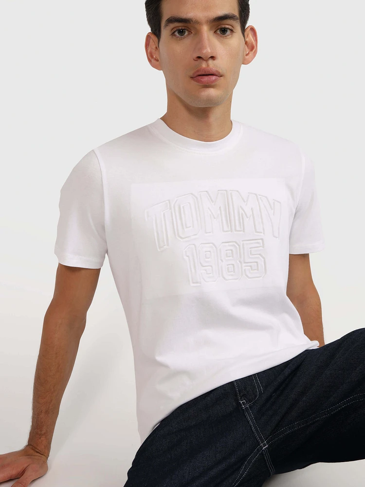 Playera con logo en relieve de hombre