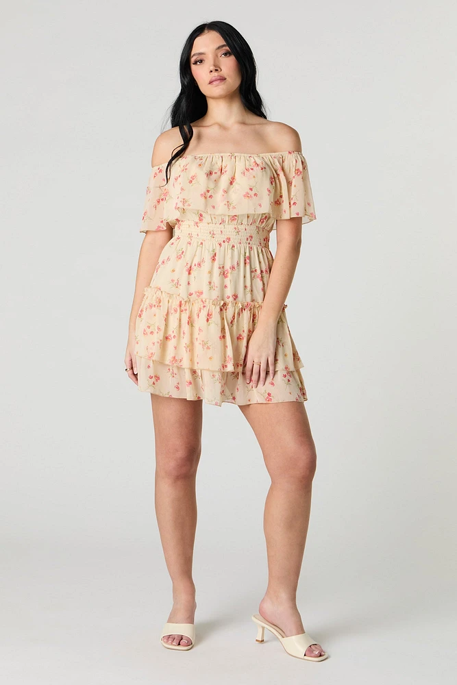 Minirobe volantée en chiffon avec épaules dénudées