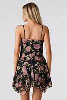 Minirobe asymétrique en chiffon fleuri