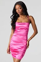Minirobe à dos ouvert ruchée en satin