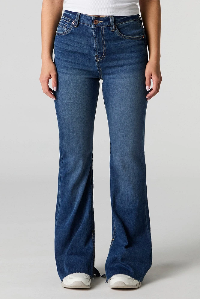 Jean à jambe évasée, taille haute et ourlet fendu