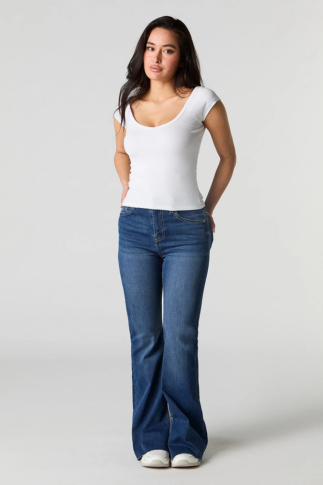 Jean à jambe évasée, taille haute et ourlet fendu