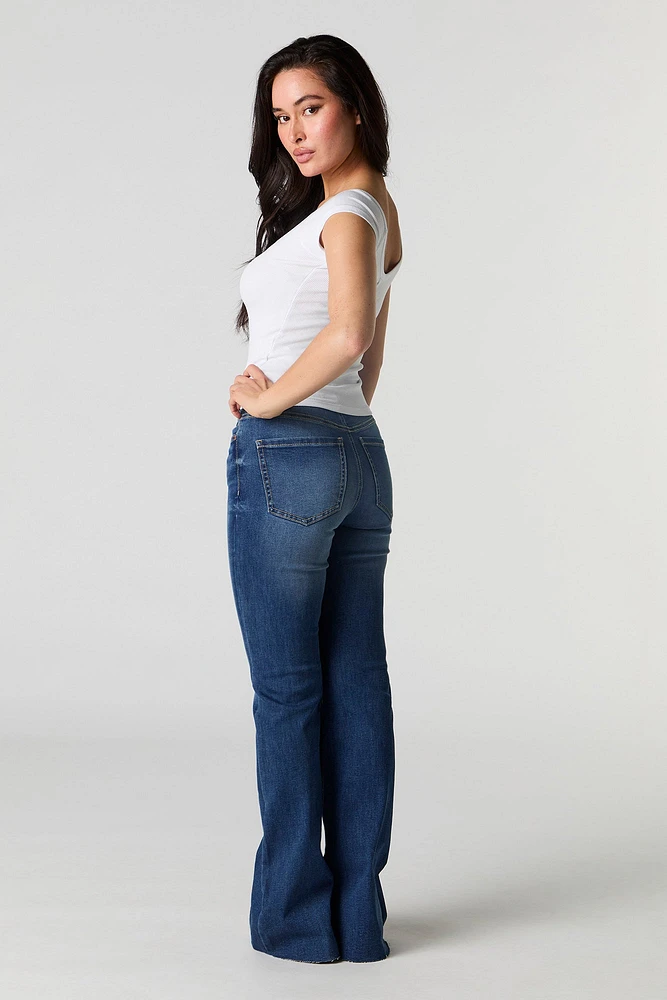 Jean à jambe évasée, taille haute et ourlet fendu