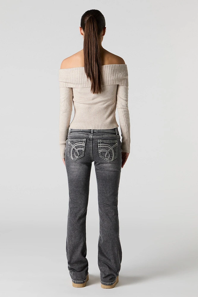 Jean mi-taille à jambe évasée et double boutonnage