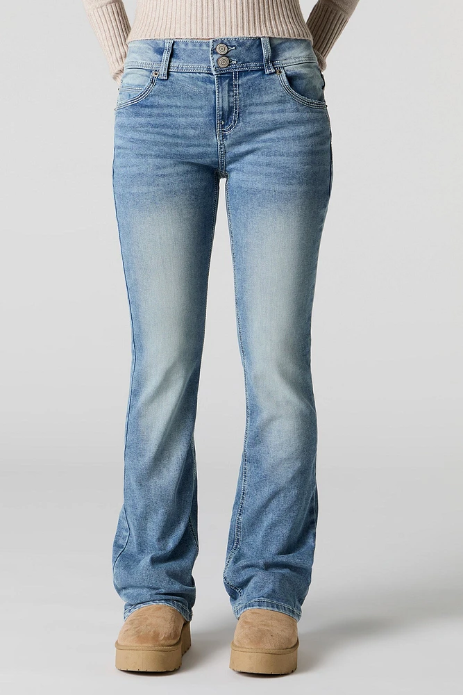 Jean mi-taille à jambe évasée et double boutonnage