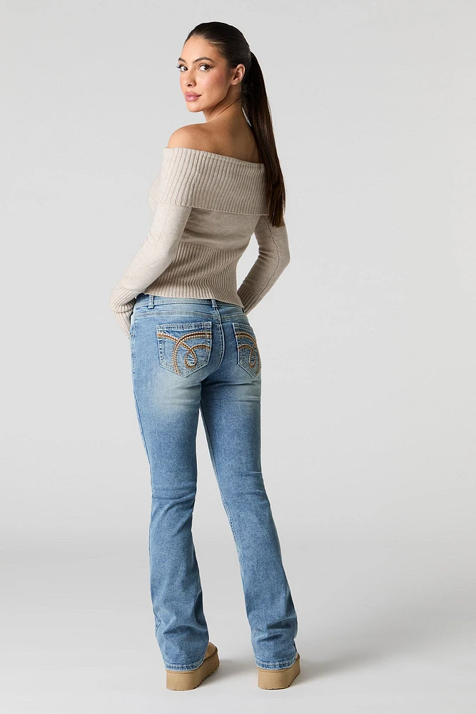 Jean mi-taille à jambe évasée et double boutonnage