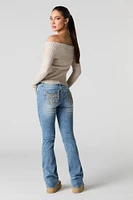 Jean mi-taille à jambe évasée et double boutonnage